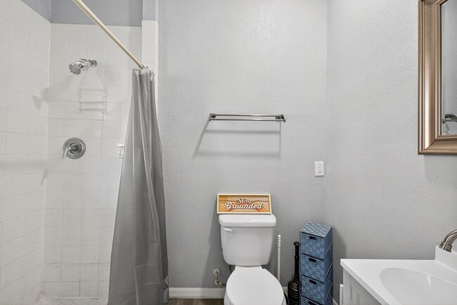 Building Photo - Updated Tampa Home – Prime Central Location 4 Beds - 2 Baths!