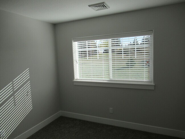 Building Photo - Large Duplex in South Salem!
