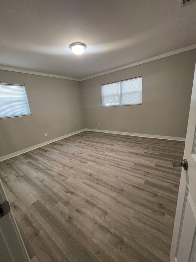 Building Photo - Modern Charm in Gloverville SC