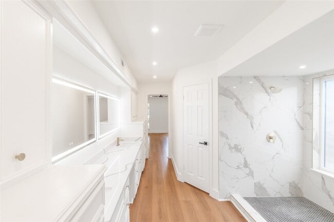 Building Photo - 15202 La Paloma Dr