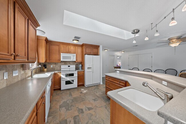 Building Photo - 10275 SW Green Ridge Ln