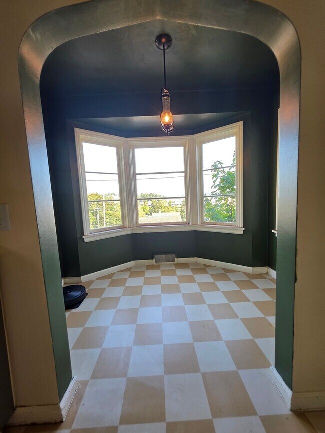 Building Photo - Charming Charleston Classic close to PSNS!