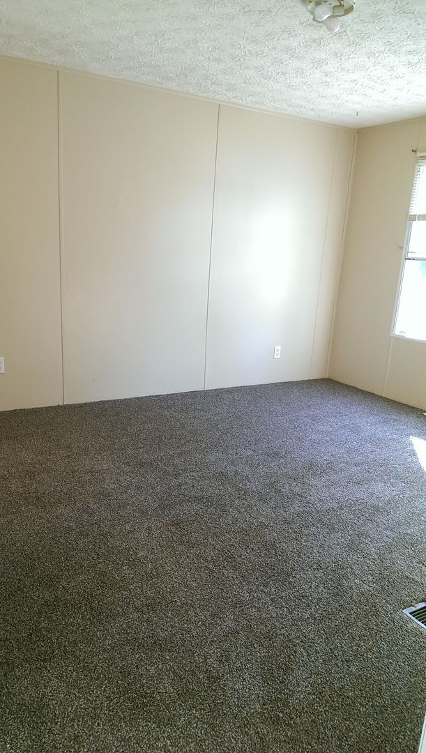 Building Photo - 3 Bed 2 Bath w/ HUGE screen porch on partially FENCED 1/3 Acre!