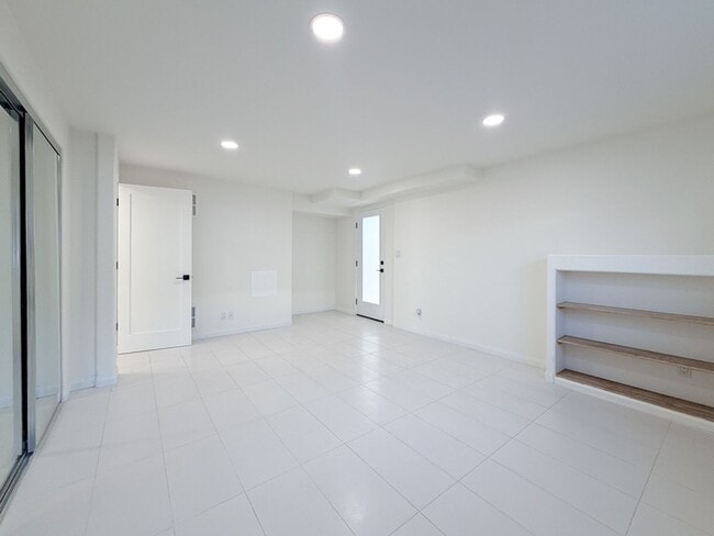 Building Photo - Lower Unit | 1 Bed 1 Bath Silverstrand | Unfurnished