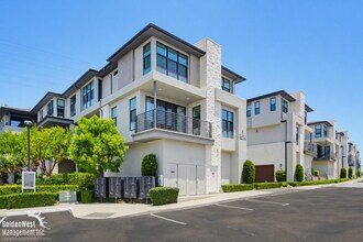 Building Photo - Modern and Stylish 2Bdm 2.5Ba Home in the Civita Community of Mission Valley!