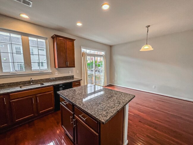 Building Photo - Beautiful and Spacious 3 Bed 2/2 Bath Bric...