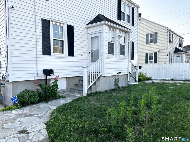 Building Photo - 339 Thompson St