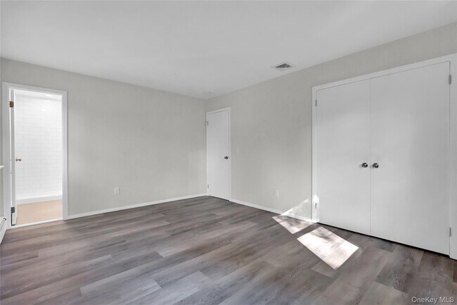 Building Photo - 7 Canterbury Ct