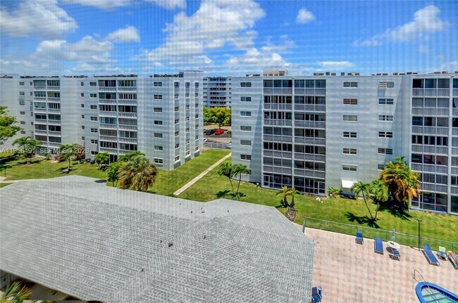 Building Photo - 301 NE 14th Ave