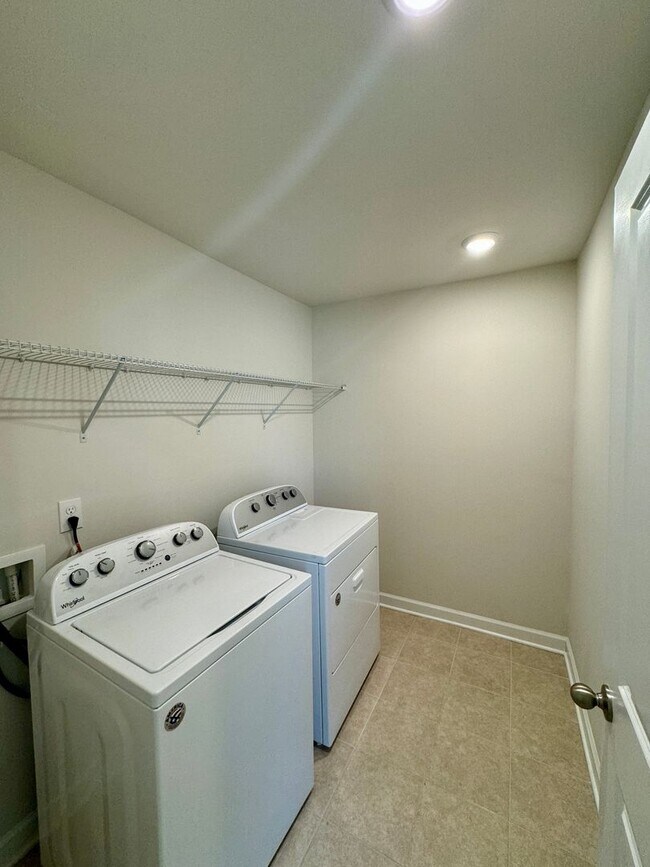 Building Photo - 3BR/2.5BA; Desirable Belmont Location