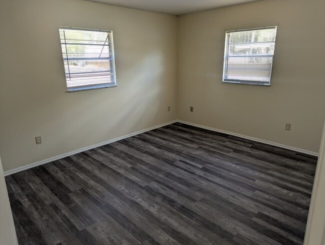 Building Photo - 3 Bedroom House For Rent, Lawncare included.