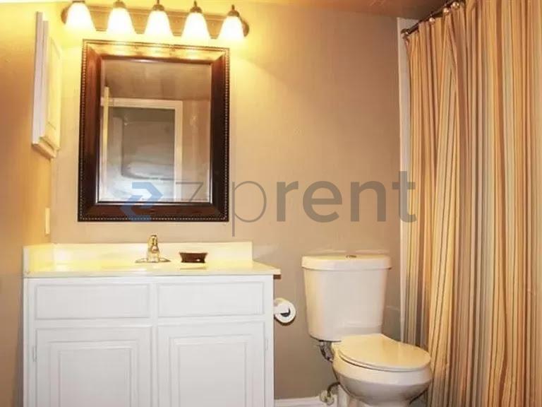 Building Photo - Unit A