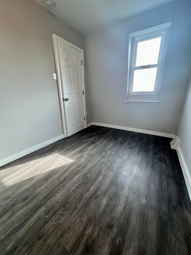 Building Photo - Renovated 4-Bedroom Townhome in Germantown...