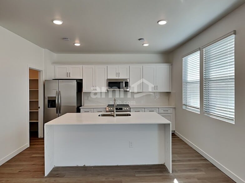 Building Photo - 18458 W El Cortez Pl