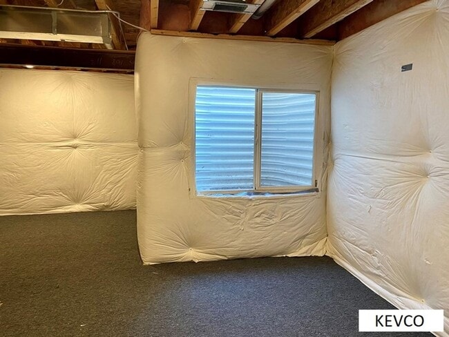 Building Photo - Amazing Three Bedroom Home With Office Space