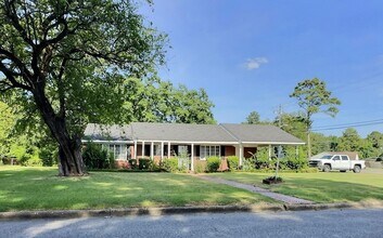 Building Photo - Updated 3 Bed 1 Bath! First Month's rent FREE!