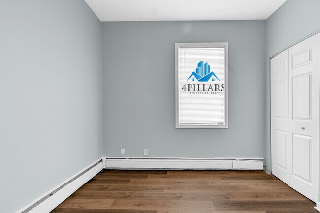 Building Photo - "Charming 2-Bedroom Haven in East Chicago - Spacious 750 Sq Ft Gem!"