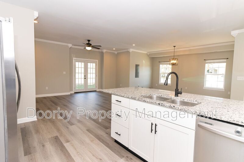 Building Photo - 18 Michigan Ln