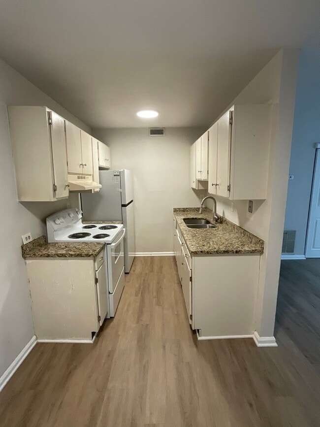 Building Photo - Quiet Two Bedroom Apartment off Rodman Ave