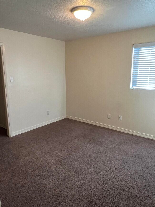 Building Photo - 8902 Aztec Rd NE