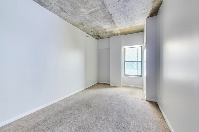 Building Photo - 1122 W Catalpa Ave