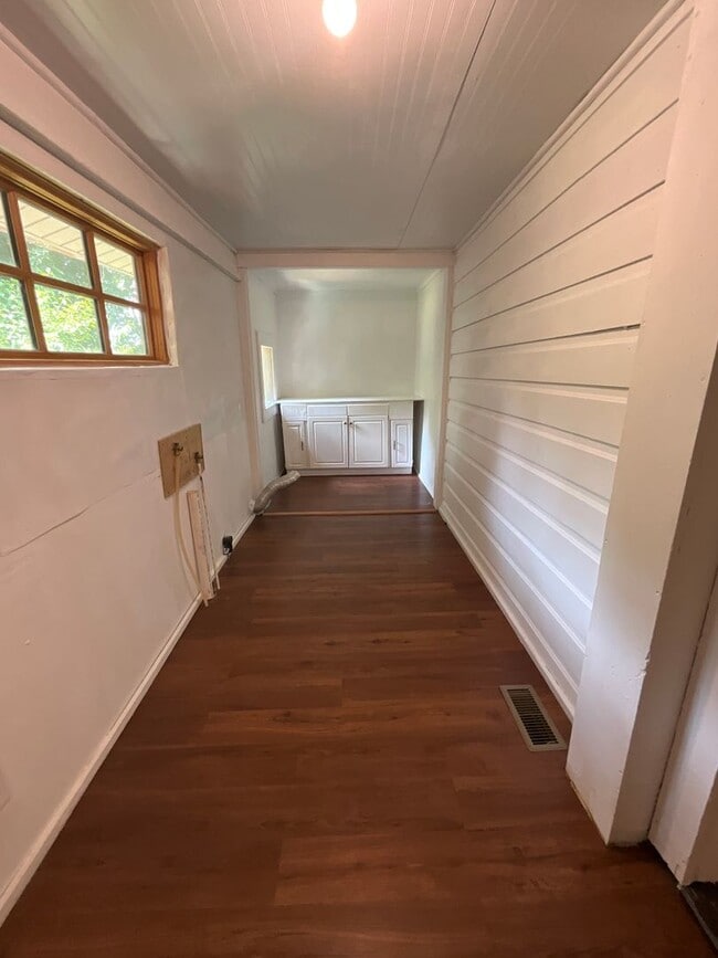 Building Photo - 4 Bedroom Home available in High Point!