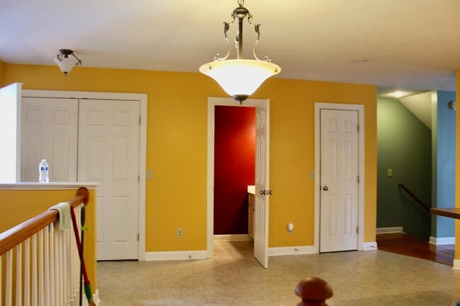 Building Photo - Large Townhome with a garage for rent! Lar...