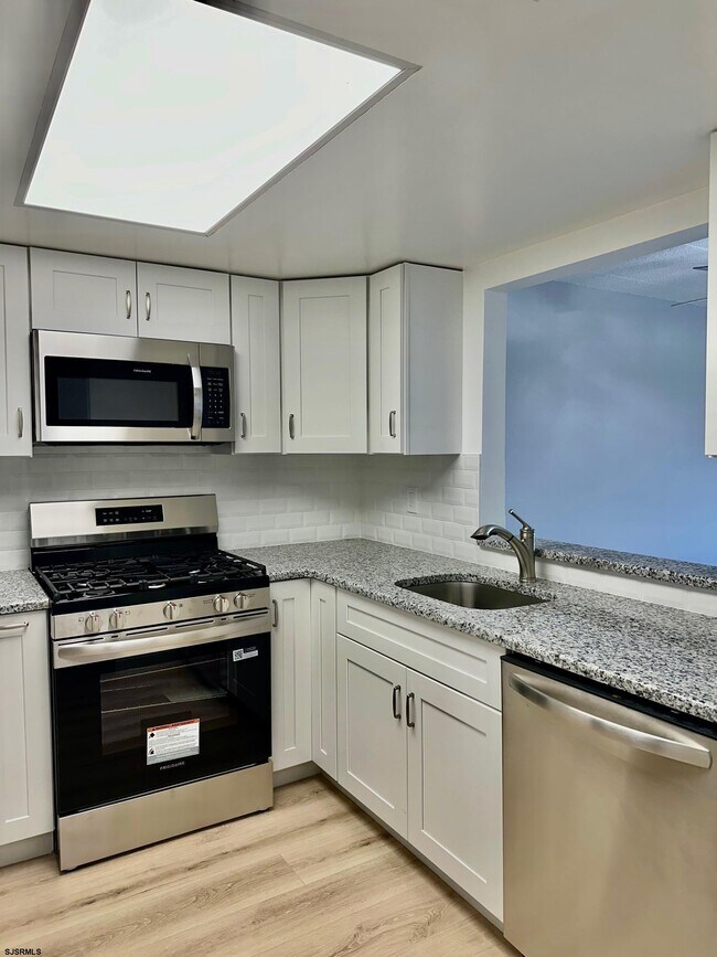 Building Photo - 1108 Dolphin Ave