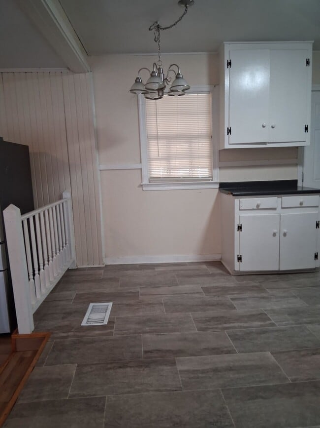 Building Photo - 647 Robinhood Rd