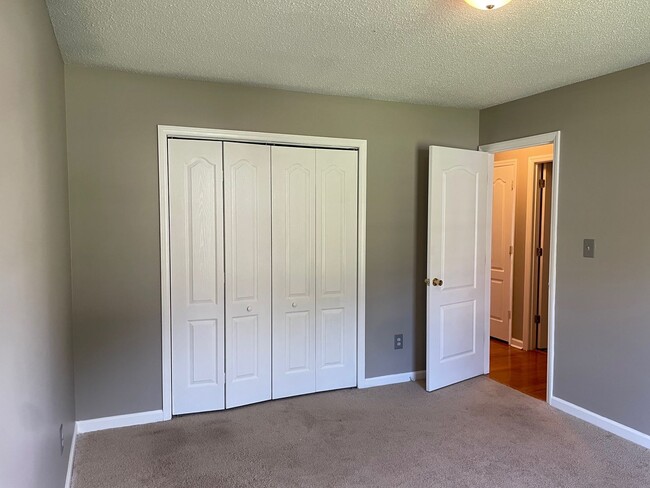 Building Photo - 3-4 Bed with 2 full baths and 2 car garage...