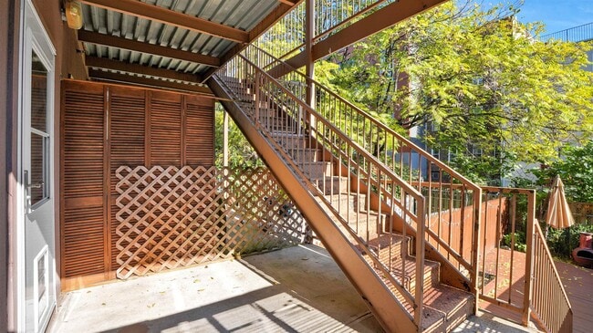 Building Photo - 717 Adams St