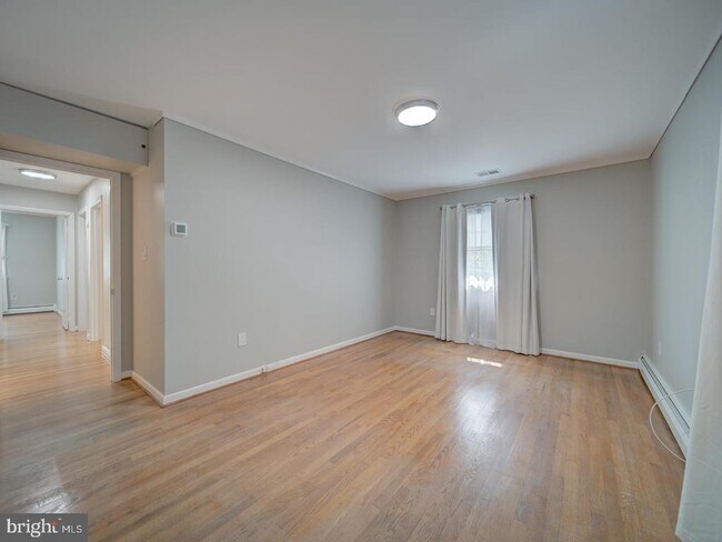 Building Photo - 705 Main Dr