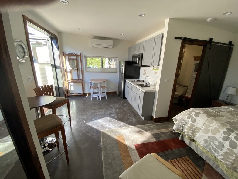 floor view including wall AC unit - 2258 Overland Ave