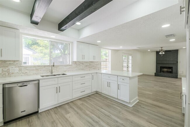 Building Photo - 1311 Sand Stone Dr