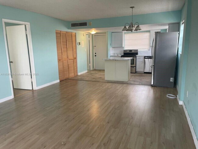 Building Photo - 16410 Miami Dr