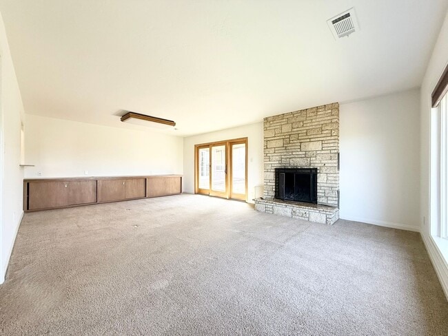 Building Photo - Country Charmer w/ Views Galore!