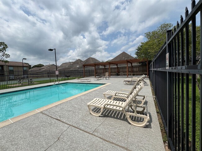 Building Photo - 3300 Pebblebrook Dr