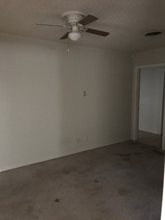 Building Photo - Beautiful Home! Perfect location