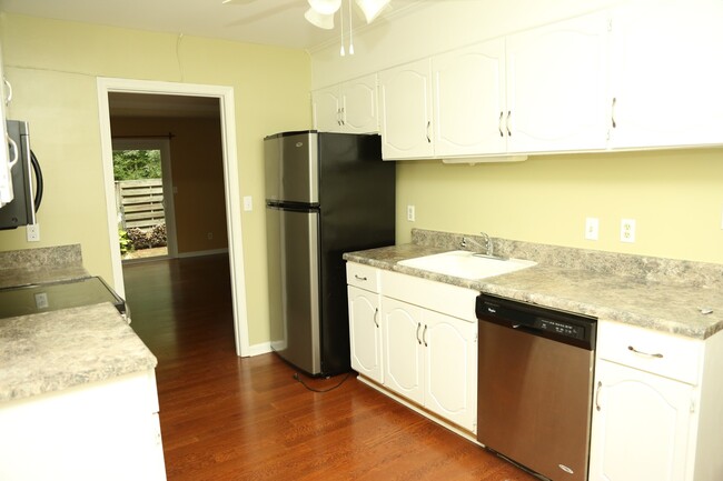 Building Photo - Spacious 4 Bedroom End-Unit Townhouse In G...