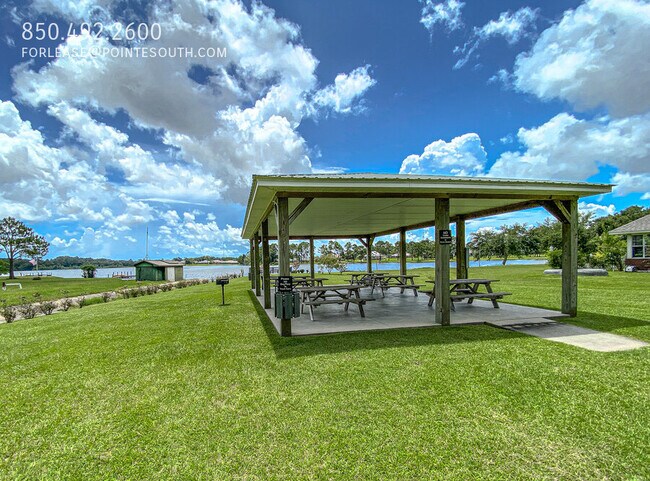 Building Photo - 10078 Lakeview Dr