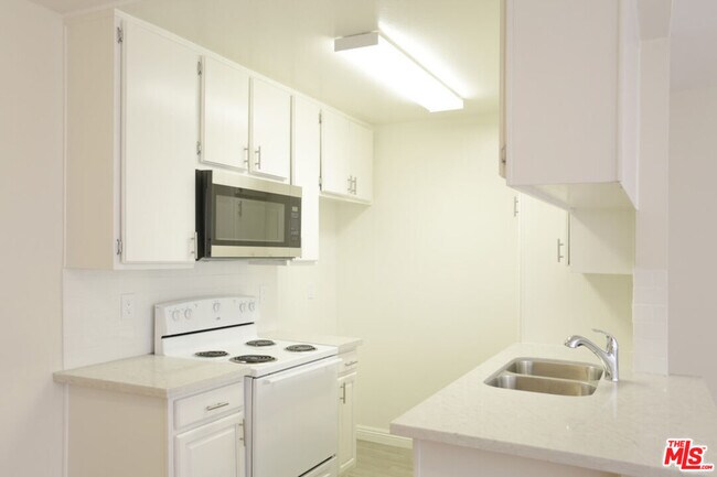 Building Photo - 550 S Manhattan Pl