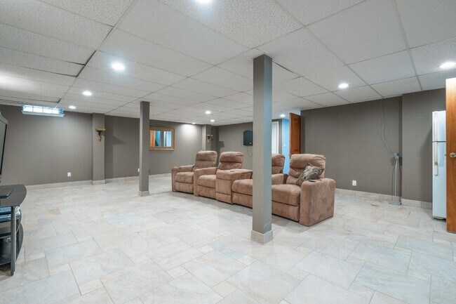 Building Photo - 833 Lakewood Dr