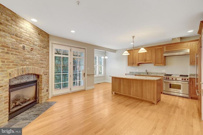 Building Photo - 229 Locust St SE