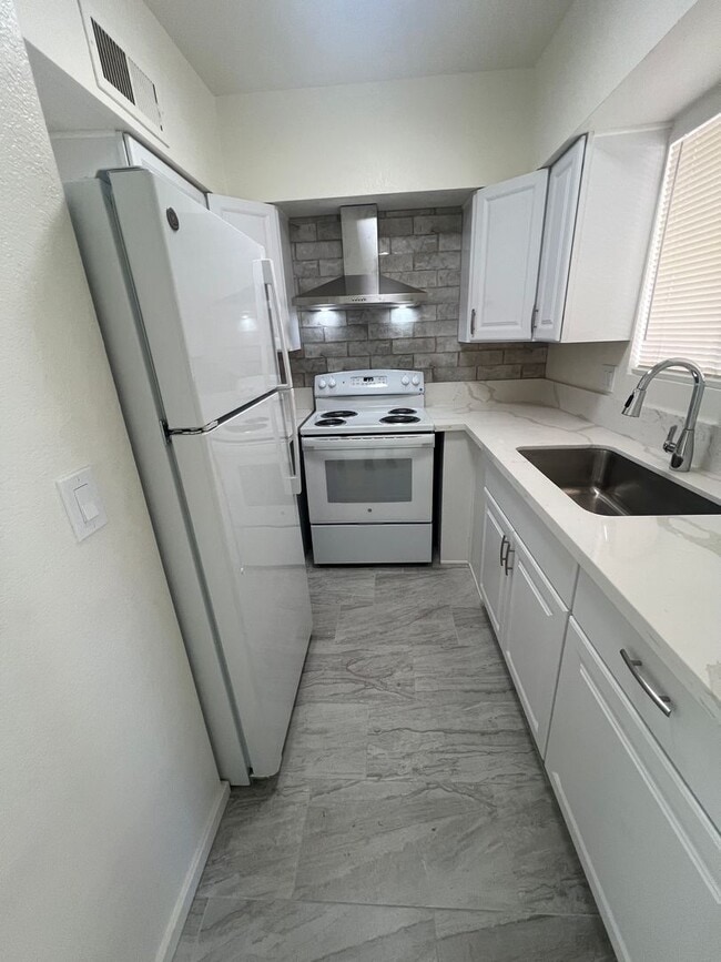 Building Photo - FULLY REMODELED 1 BED. APT. / AVAILABLE FOR SELF VIEWING!