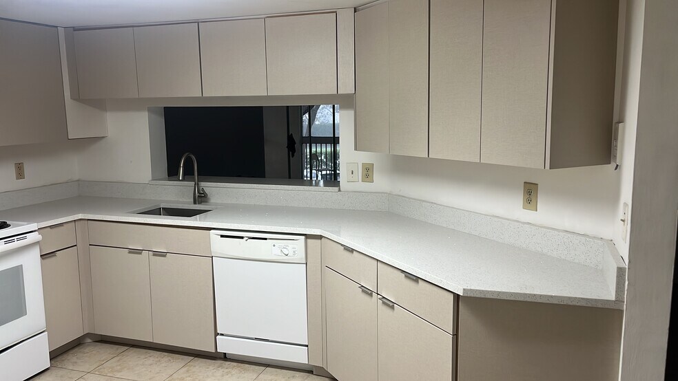 Building Photo - 9777 Westview Dr