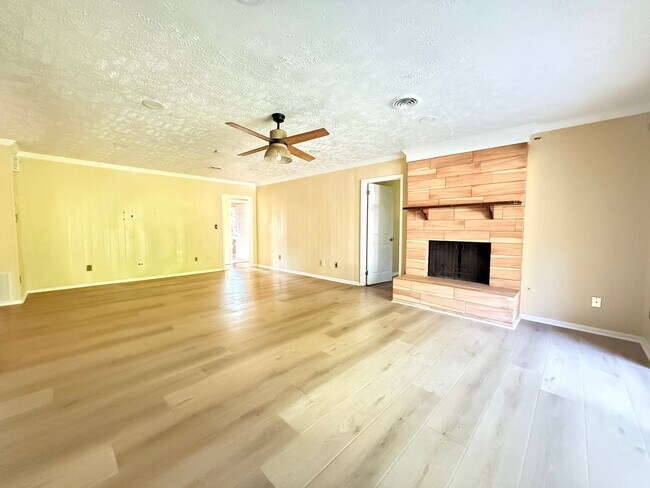 Building Photo - 4 Bed / 2 Bath Spacious Home – Perfect for Families or Roommates