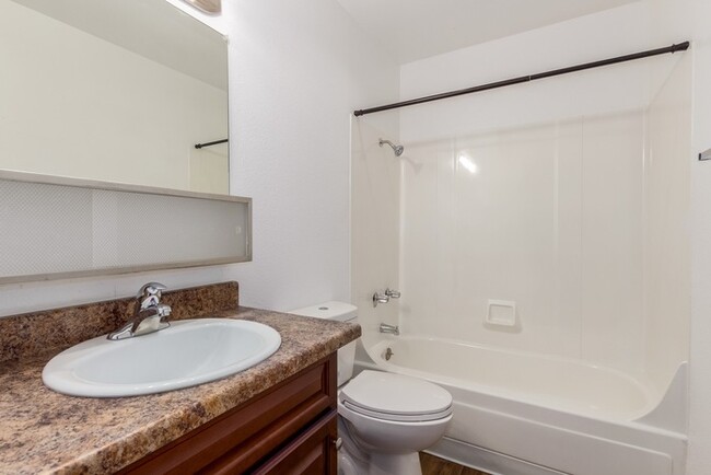 Building Photo - Move-in special $800.00