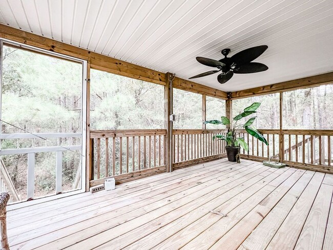 Building Photo - LOCATION! 5 mins from Carolina Beach bridg...