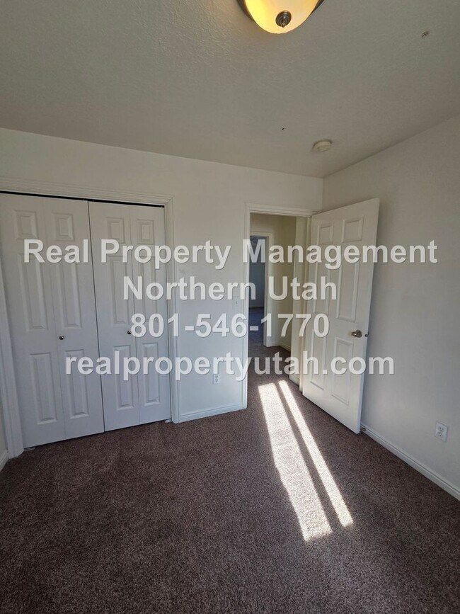 Building Photo - 4 Bed 3 Bath Syracuse Home Available!