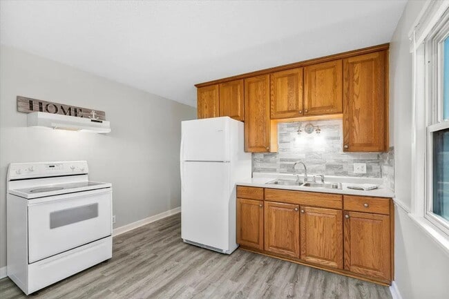 Building Photo - 928 8th Ave S